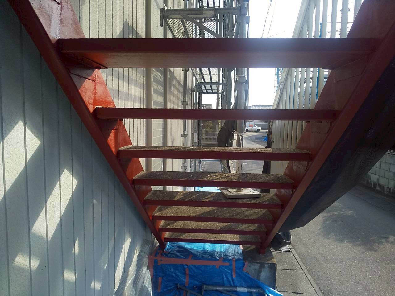 石岡市　鉄骨階段錆止め下塗りの様子